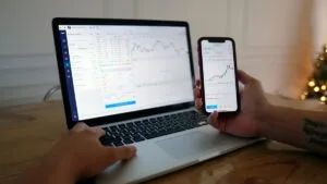 Trader monitoreando gráficos financieros en tiempo real para lograr una ejecución confiable y estable en condiciones de alta volatilidad.