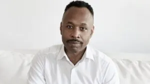 Un médico haitiano lidera una empresa de biotecnología valuada en 6 mil millones dedicada a tratar depresión y Alzheimer en Estados Unidos