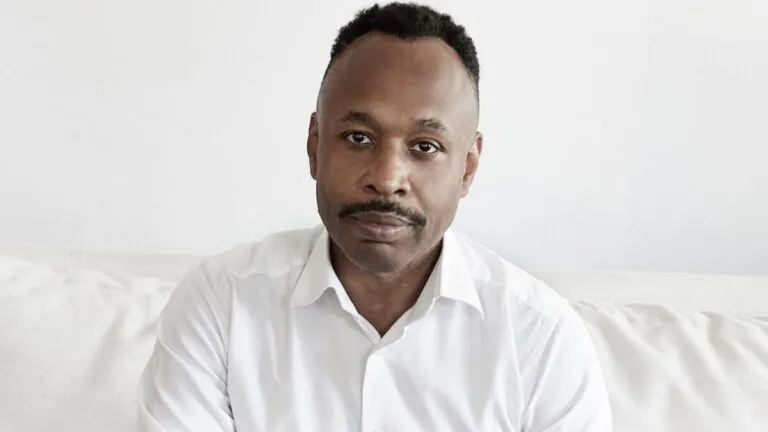 Un médico haitiano lidera una empresa de biotecnología valuada en 6 mil millones dedicada a tratar depresión y Alzheimer en Estados Unidos