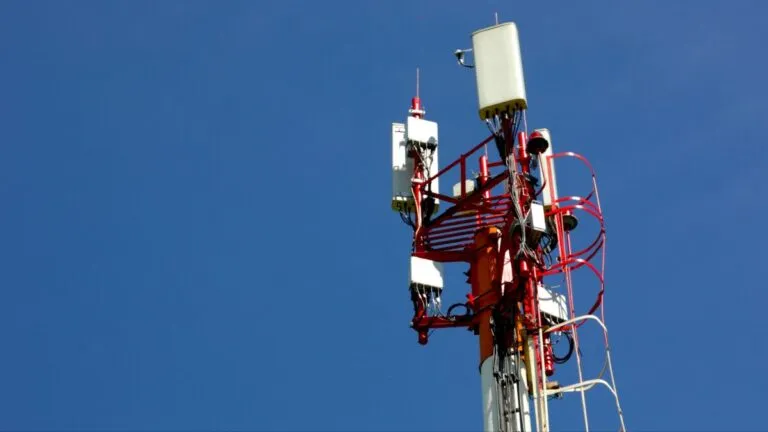 Antenas de telecomunicaciones y señal 5G sobre un fondo urbano en México, reflejando un avance moderado por limitaciones financieras.