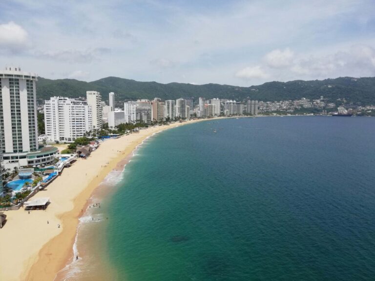 Imagen de camión de recolección especial de basura frente a negocios en Acapulco