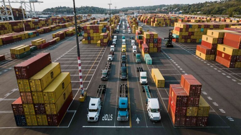Camiones de carga en carretera mexicana reflejan la tercerización del autotransporte por parte de empresas mexicanas