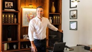 Omar Anitua Valdovinos frente a un puerto mexicano moderno con buques y grúas que simbolizan inversión y sostenibilidad marítima.