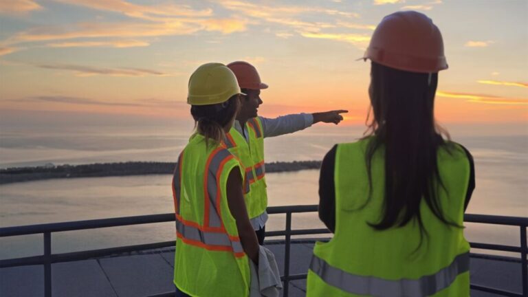 Omar Anitua Valdovinos frente a un puerto mexicano moderno con buques y grúas que simbolizan inversión y sostenibilidad marítima.