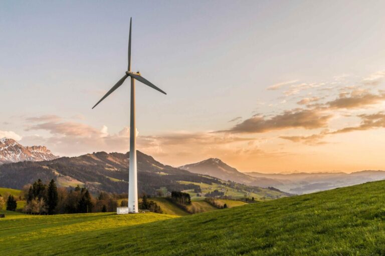Incremento de precios en mercados eléctricos europeos debido a la demanda y producción de energía renovable