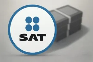 Personas intercambiando dinero con vigilancia del SAT en el contexto de préstamos familiares no comprobados