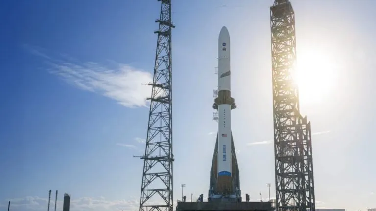 Cohete New Glenn en plataforma de lanzamiento en Cabo Cañaveral bajo cielo nublado.