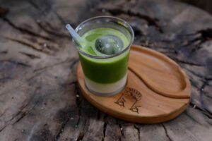 Taza de té matcha en una cafetería moderna de España con productos gourmet, relacionada al auge del consumo y negocios de té matcha