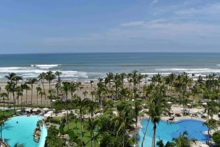 Empresas en Acapulco instalan estructuras ilegales en playas tras huracán Otis