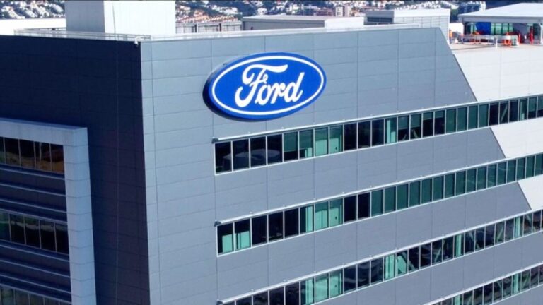 Técnicos máster de Ford en México durante capacitación avanzada para servicio postventa