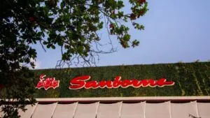 Fachada de una tienda Sanborns con enfoque tecnológico y digitalización para mejorar la experiencia del cliente.