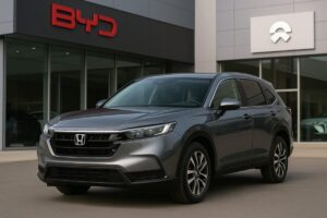 Un Honda estacionado frente a concesionarias de fabricantes chinos, reflejando la creciente competencia global en autos eléctricos