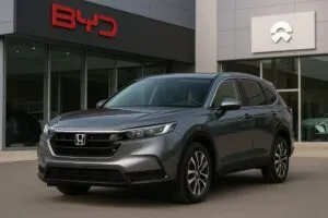 Un Honda estacionado frente a concesionarias de fabricantes chinos, reflejando la creciente competencia global en autos eléctricos