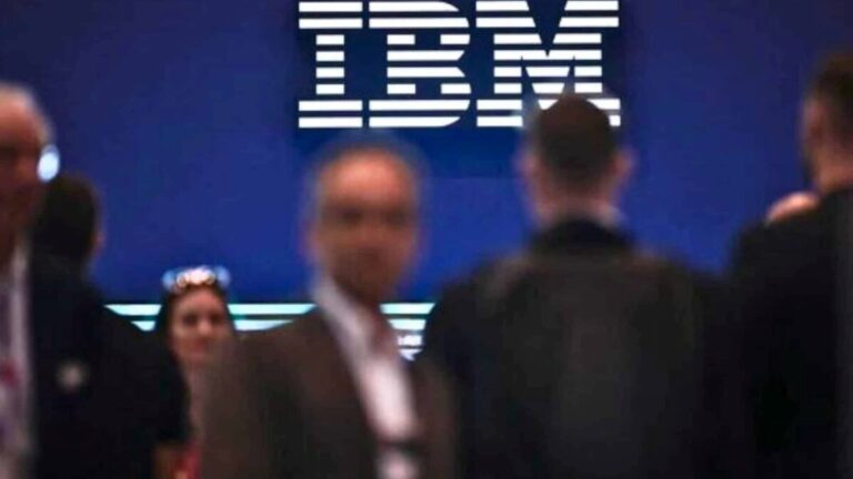 Sede corporativa de IBM en Estados Unidos tras anuncio de despidos y enfoque en software.
