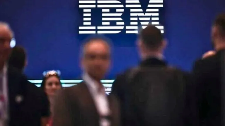 Sede corporativa de IBM en Estados Unidos tras anuncio de despidos y enfoque en software.