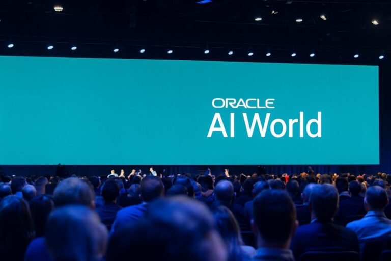 Infraestructura de nube empresarial con integración de inteligencia artificial en operaciones corporativas