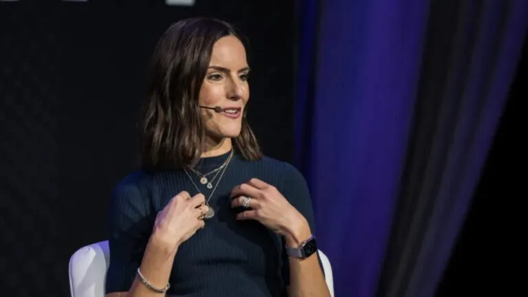 Emprendedores en conferencia tecnológica analizan estrategias para destacar en el mercado de inteligencia artificial.