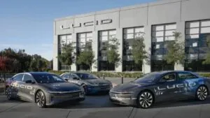 Sede de Lucid Motors con autos eléctricos en exhibición.