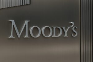 Imagen fotorealista del logotipo de Moody’s, capturada en una fachada metálica moderna, asociada a la perspectiva estable en empresas no financieras