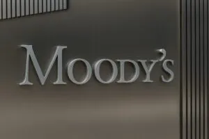 Imagen fotorealista del logotipo de Moody’s, capturada en una fachada metálica moderna, asociada a la perspectiva estable en empresas no financieras