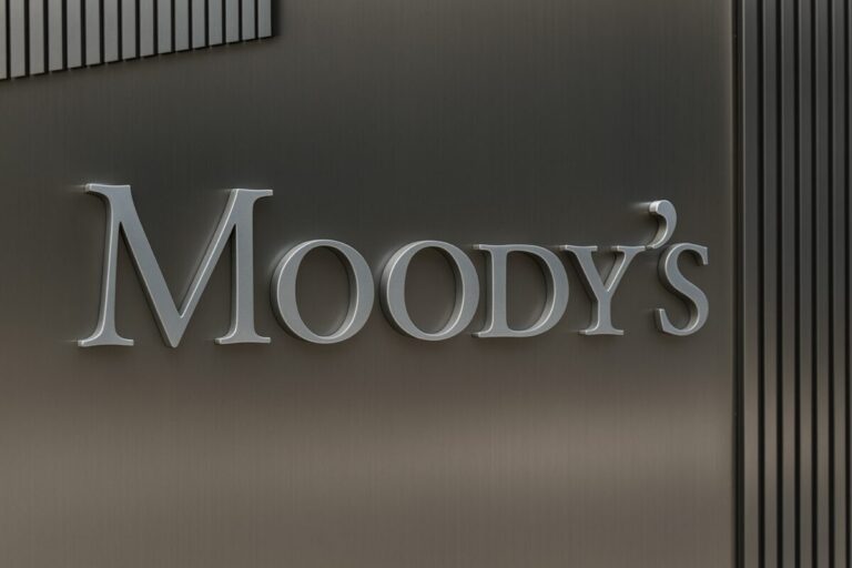 Imagen fotorealista del logotipo de Moody’s, capturada en una fachada metálica moderna, asociada a la perspectiva estable en empresas no financieras