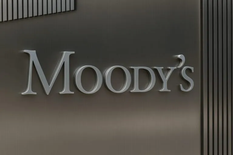 Imagen fotorealista del logotipo de Moody’s, capturada en una fachada metálica moderna, asociada a la perspectiva estable en empresas no financieras
