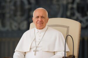 El Papa León XIV durante una audiencia con empresarios en el Vaticano, representando liderazgo y ética empresarial