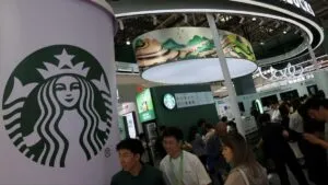 Tienda Starbucks en Shanghái tras anuncio de venta a Boyu Capital. Instrucciones para IA generadora de imagen: Fotografía editorial profesional de una tienda