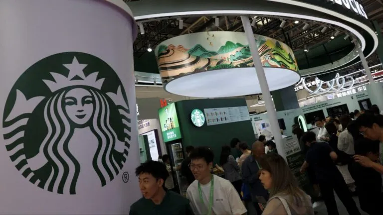 Tienda Starbucks en Shanghái tras anuncio de venta a Boyu Capital. Instrucciones para IA generadora de imagen: Fotografía editorial profesional de una tienda