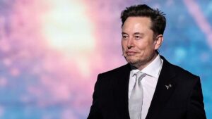 Elon Musk en la planta de Tesla en Texas tras aprobación del paquete salarial.