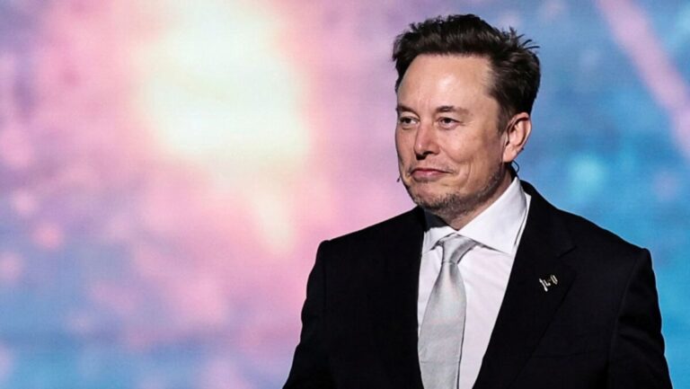 Elon Musk en la planta de Tesla en Texas tras aprobación del paquete salarial.