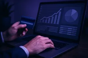 Representación digital de un equipo de trabajo utilizando software de transformación financiera en oficina mexicana moderna