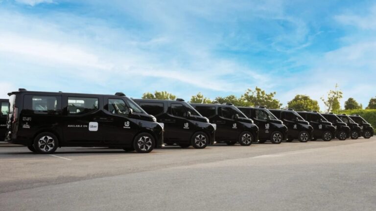 Robotaxi de Uber operando sin conductor en Abu Dabi dentro de expansión autónoma