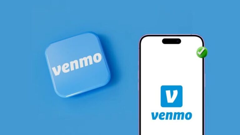 Usuario paga con la tarjeta de débito Venmo Mastercard mientras consulta su app móvil.