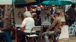 Mujeres conversando mientras viajan, representando el turismo en solitario con enfoque comunitario