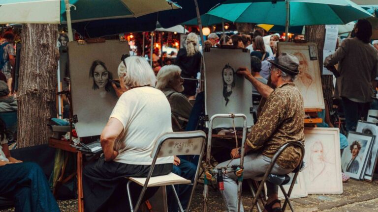Mujeres conversando mientras viajan, representando el turismo en solitario con enfoque comunitario