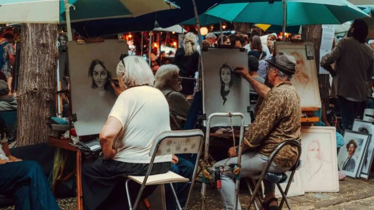 Mujeres conversando mientras viajan, representando el turismo en solitario con enfoque comunitario