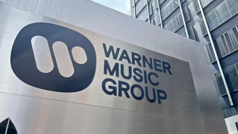 Ilustración editorial de Warner Music explorando plataformas de IA musical en un entorno tecnológico moderno