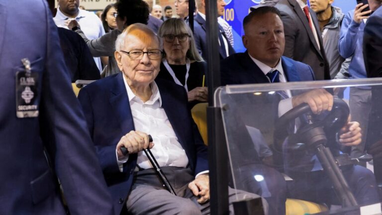 Warren Buffett y Greg Abel en una reunión de accionistas de Berkshire Hathaway.