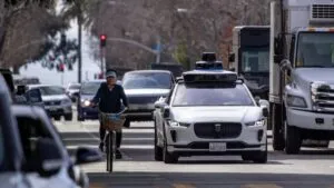 Waymo amplía su servicio robotaxi con recorridos en autopistas en ciudades de Estados Unidos
