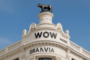 Fachada de WOW en Gran Vía con vista moderna, símbolo de su rentabilidad reciente