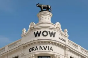 Fachada de WOW en Gran Vía con vista moderna, símbolo de su rentabilidad reciente