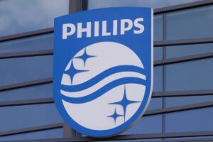 Gráfica financiera con caída de acciones, ilustrando las demandas que afectan a Philips y su impacto en el mercado