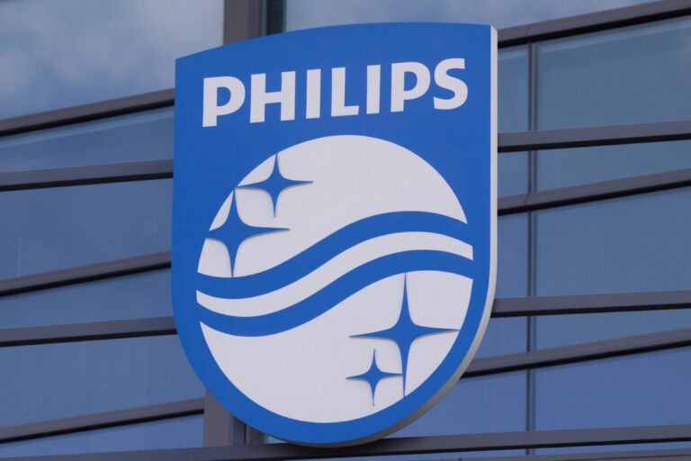 Gráfica financiera con caída de acciones, ilustrando las demandas que afectan a Philips y su impacto en el mercado