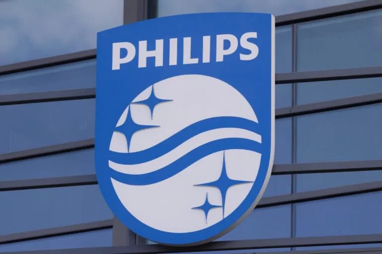 Gráfica financiera con caída de acciones, ilustrando las demandas que afectan a Philips y su impacto en el mercado