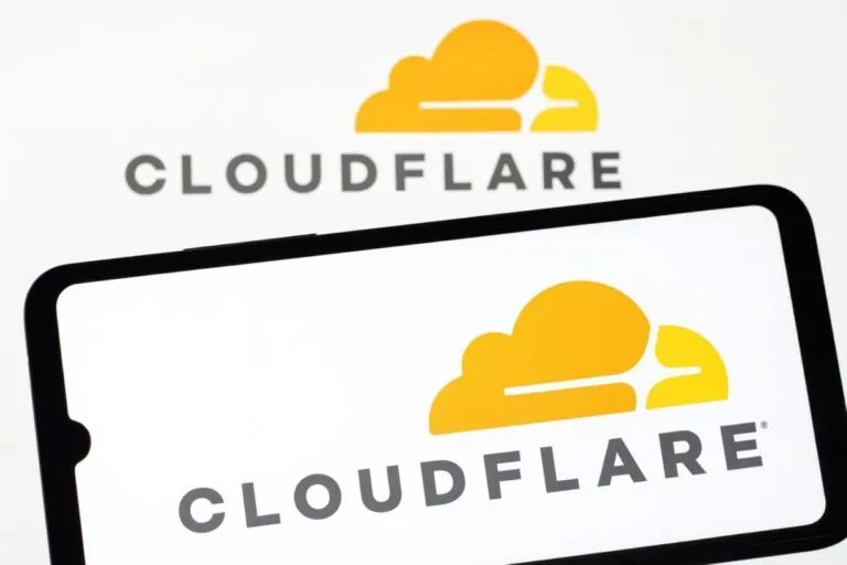 Representación de caída masiva de internet causada por error en Cloudflare