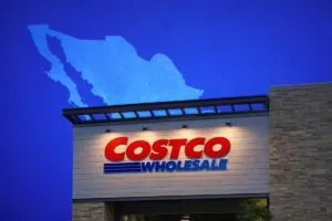 Sucursal de Costco México con fondo azul y silueta del país como parte de su plan de expansión 2025