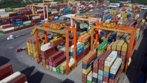 Exportaciones de México impulsadas por manufacturas mientras caen las ventas petroleras en noviembre