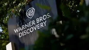 Netflix y Paramount compiten por Warner Bros Discovery en una batalla por el control del entretenimiento