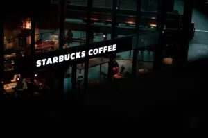 Sucursal de Starbucks representando la reputación de marca global en un entorno urbano actual